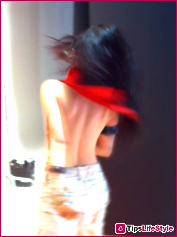 images 2 of The 2002-born female singer showed off a revealing photo but quickly deleted it because of a huge Chinese character running down her side?