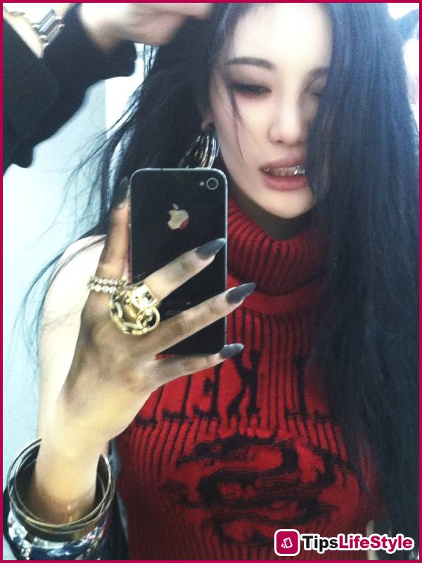 images 4 of The 2002-born female singer showed off a revealing photo but quickly deleted it because of a huge Chinese character running down her side?