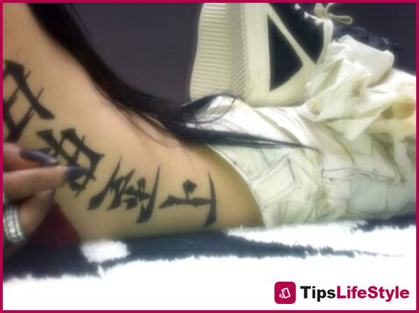images 5 of The 2002-born female singer showed off a revealing photo but quickly deleted it because of a huge Chinese character running down her side?