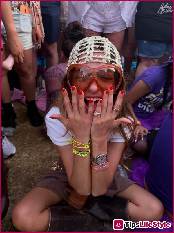images 2 of Over 50,000 people liked the post of a mysterious girl standing in the middle of Coachella who called herself 'Mrs. Bieber'.