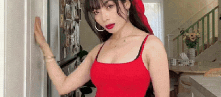 A woman in her 40s does hip-shaking 100 times a day for 15 years, and regardless of whether she's curvy or slim, she still has a slender waist.