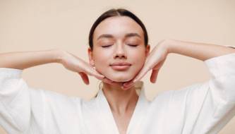 Dermatologists point out 6 simple habits that help slow down aging and keep skin looking young.