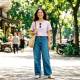No need for complicated mixing: A t-shirt and jeans can still make you look youthful and stand out.