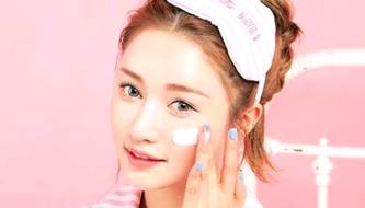 How to reapply sunscreen over makeup to keep your skin protected while maintaining a smooth and flawless base.