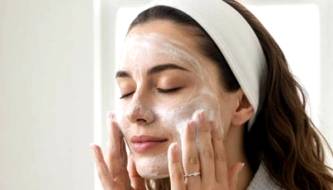 Oily skin in summer: 3 principles to help control shine and reduce breakouts.