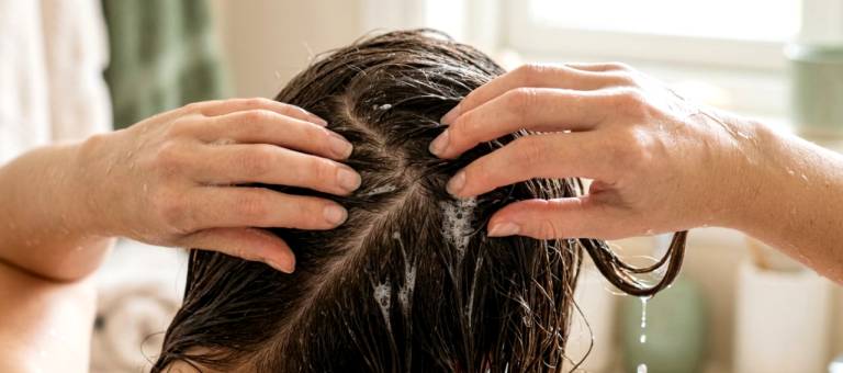 After age 40, experts reveal a simple hair washing method that can noticeably thicken hair in just a few months.