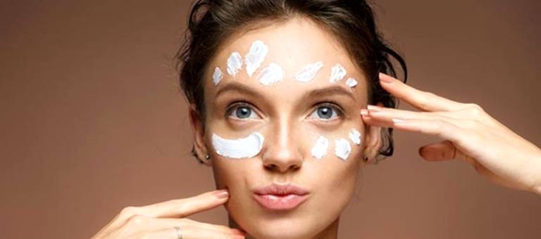 4 simple yet effective evening habits to revitalize your skin this summer.