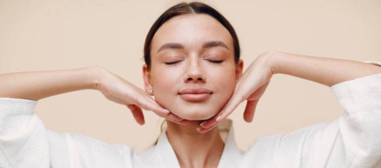 Dermatologists point out 6 simple habits that help slow down aging and keep skin looking young.