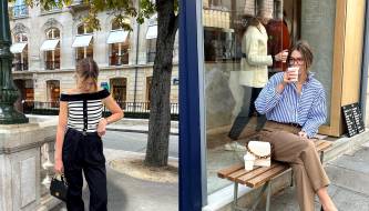 4 types of tops French women often wear with wide-leg trousers to maintain an elegant look.