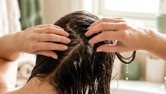 After age 40, experts reveal a simple hair washing method that can noticeably thicken hair in just a few months.