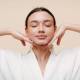 Dermatologists point out 6 simple habits that help slow down aging and keep skin looking young.