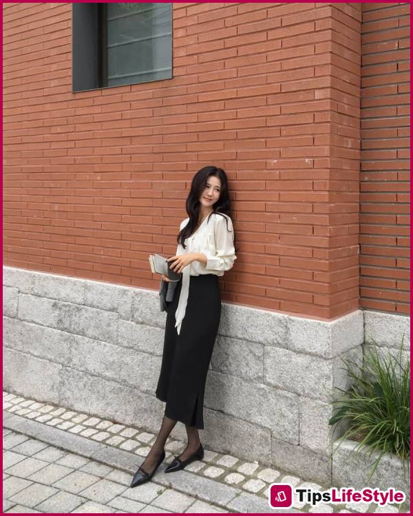 images 1 of Blouse and skirt: a stylish outfit formula that helps office ladies score points for sophistication.