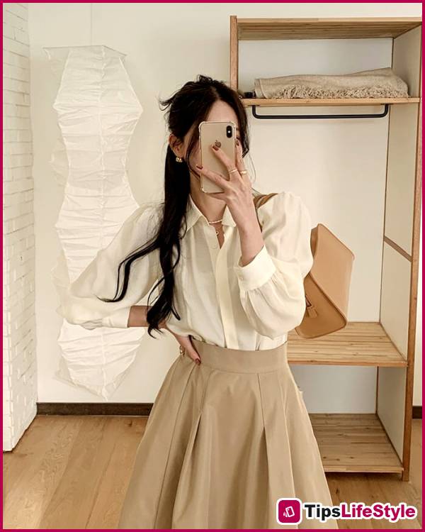 images 2 of Blouse and skirt: a stylish outfit formula that helps office ladies score points for sophistication.