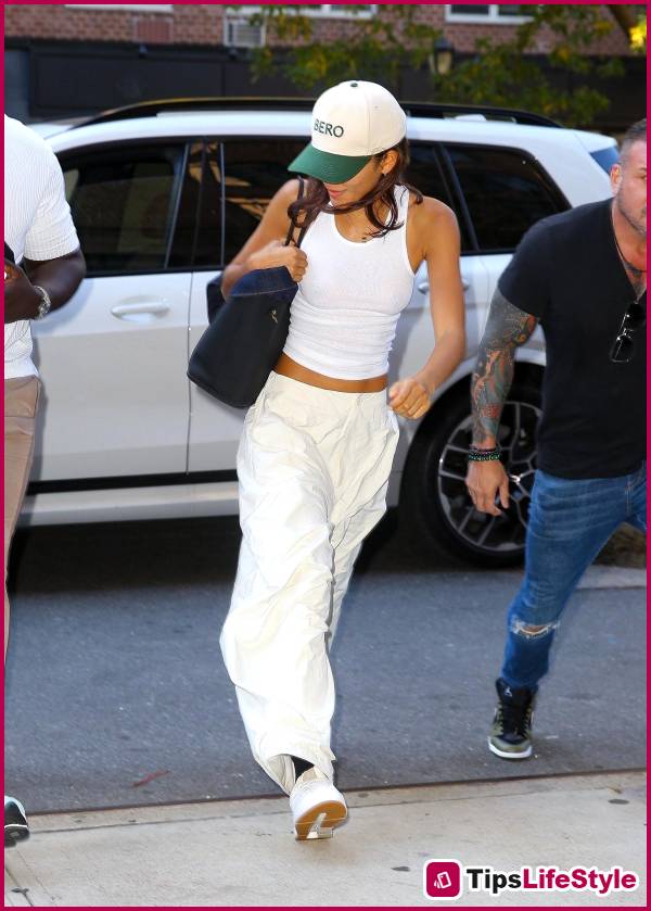 images 5 of The blue-brimmed baseball cap craze of 2026: A fashion trend you can't miss.