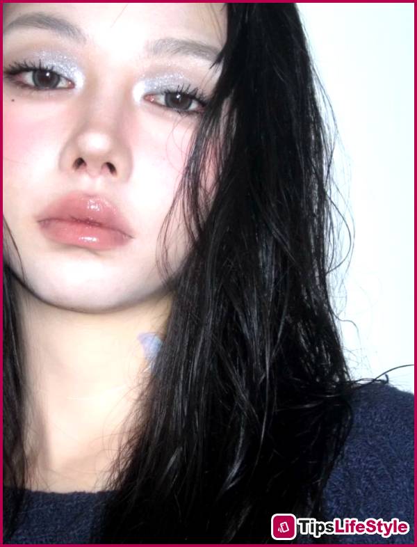 images 11 of Blue eye makeup is making a huge comeback in 2026: 'Icy Blue' is everywhere, Y2K reached its peak when 'tacky' became chic.