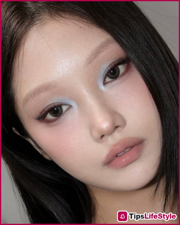 images 2 of Blue eye makeup is making a huge comeback in 2026: 'Icy Blue' is everywhere, Y2K reached its peak when 'tacky' became chic.