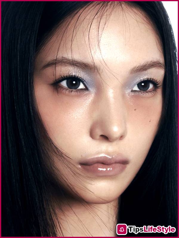 images 3 of Blue eye makeup is making a huge comeback in 2026: 'Icy Blue' is everywhere, Y2K reached its peak when 'tacky' became chic.