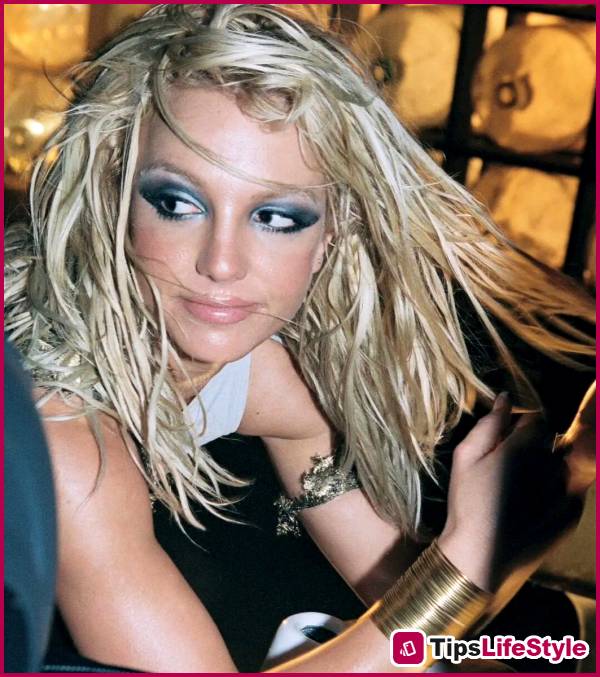 images 4 of Blue eye makeup is making a huge comeback in 2026: 'Icy Blue' is everywhere, Y2K reached its peak when 'tacky' became chic.