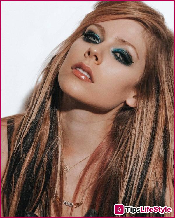 images 5 of Blue eye makeup is making a huge comeback in 2026: 'Icy Blue' is everywhere, Y2K reached its peak when 'tacky' became chic.
