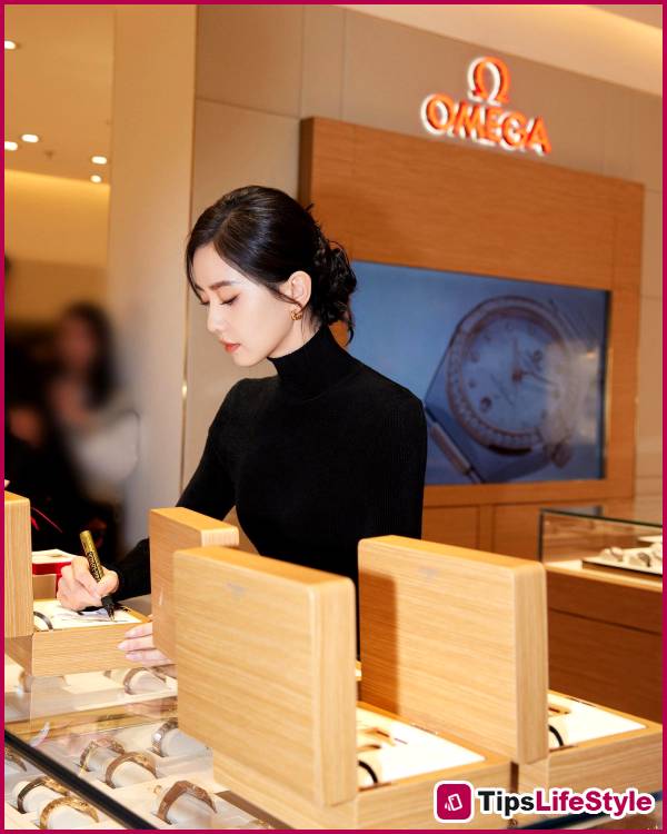 images 4 of Chinese celebrities have necks as long as swans and backs so straight that they've been dubbed 'models' for beautiful posture.