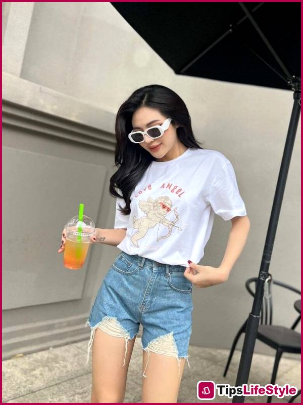 images 1 of Choosing the right denim shorts: the secret to making thighs look slimmer and 'lengthening' your legs.