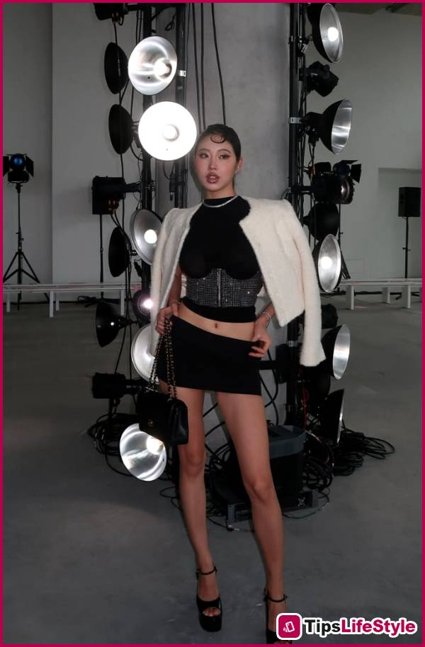 images 11 of Coachella girl causes a sensation with her gorgeous outfit and stunning makeup that's impossible to ignore.