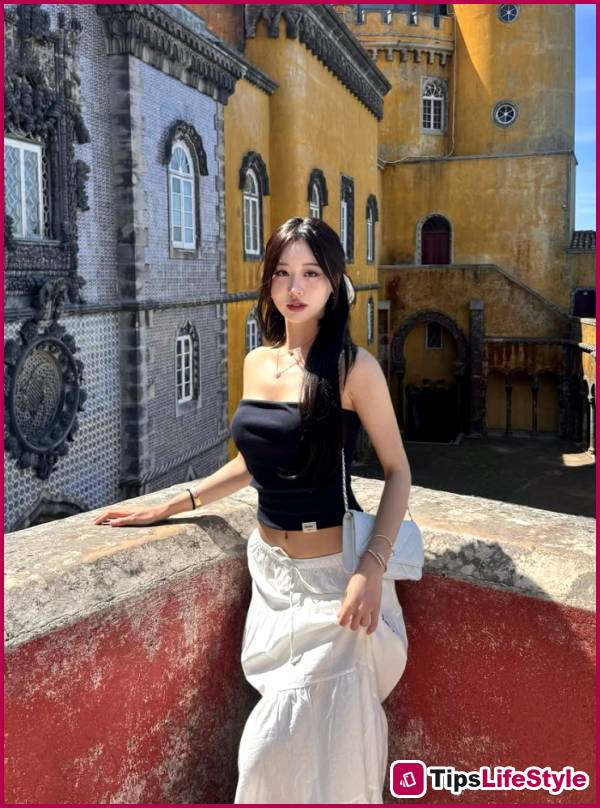 images 7 of Coachella girl causes a sensation with her gorgeous outfit and stunning makeup that's impossible to ignore.