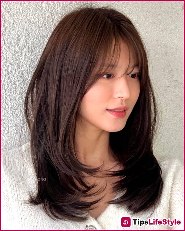 images 2 of Curled-under hair makes the face look slimmer and noticeably enhances one's beauty.