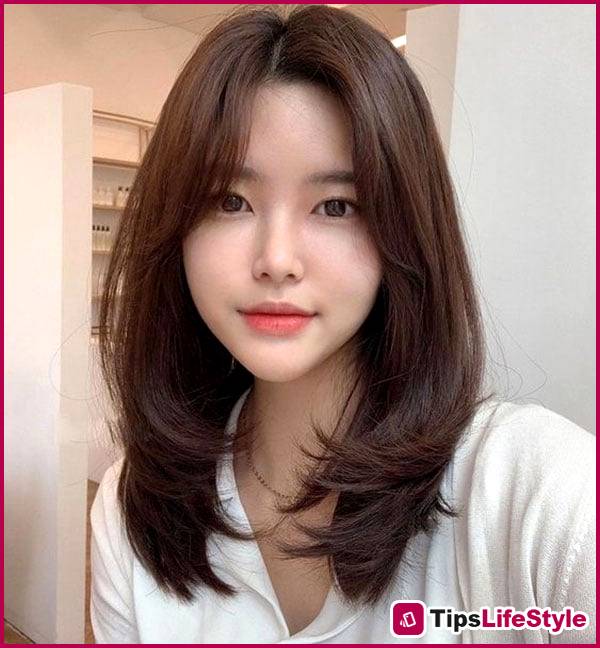 images 4 of Curled-under hair makes the face look slimmer and noticeably enhances one's beauty.