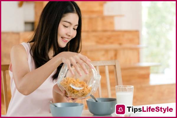 images 1 of Dermatologists point out 6 simple habits that help slow down aging and keep skin looking young.