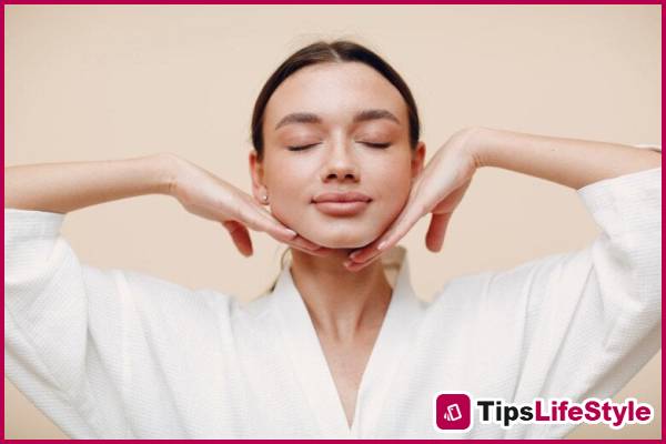 images 2 of Dermatologists point out 6 simple habits that help slow down aging and keep skin looking young.