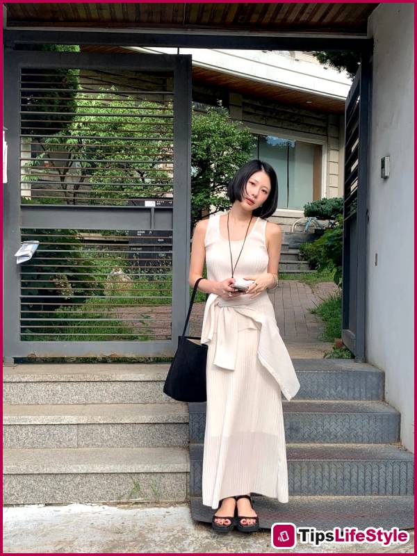 images 4 of 5 easy-to-wear, stylish yet sophisticated summer fashion trends for 2026.