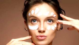 4 simple yet effective evening habits to revitalize your skin this summer.