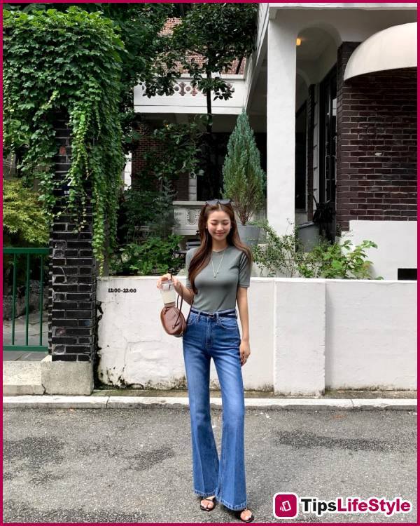 images 1 of 4 elegant summer blouse styles to make your look more sophisticated.