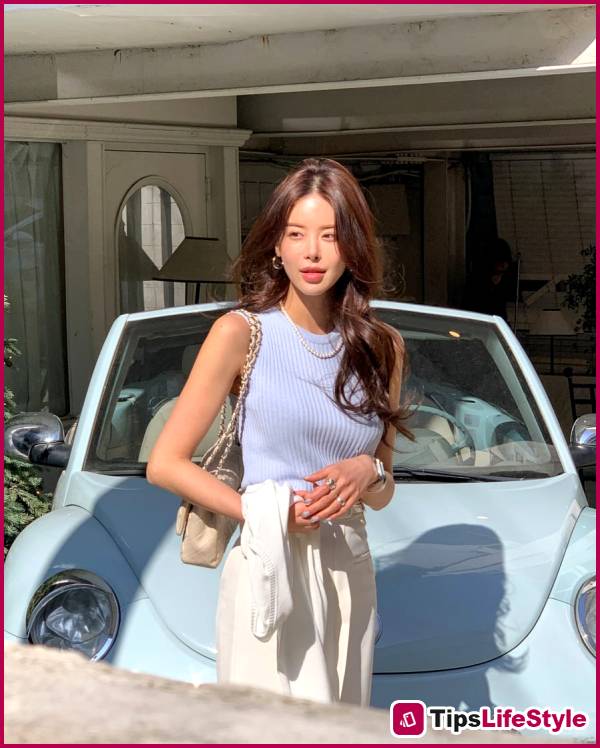 images 2 of 4 elegant summer blouse styles to make your look more sophisticated.