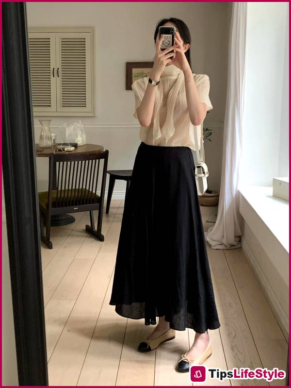 images 2 of Even the simplest black skirt can look chic and sophisticated when paired with these four types of tops.