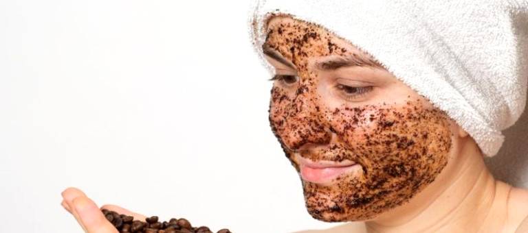 Homemade coffee oil: A simple yet effective skincare and hair care secret at home.