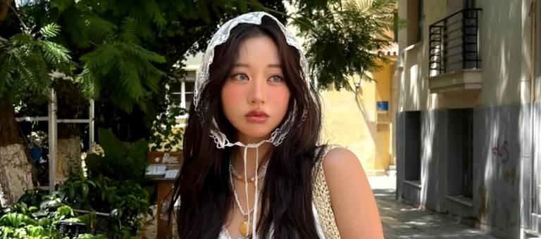 Coachella girl causes a sensation with her gorgeous outfit and stunning makeup that's impossible to ignore.