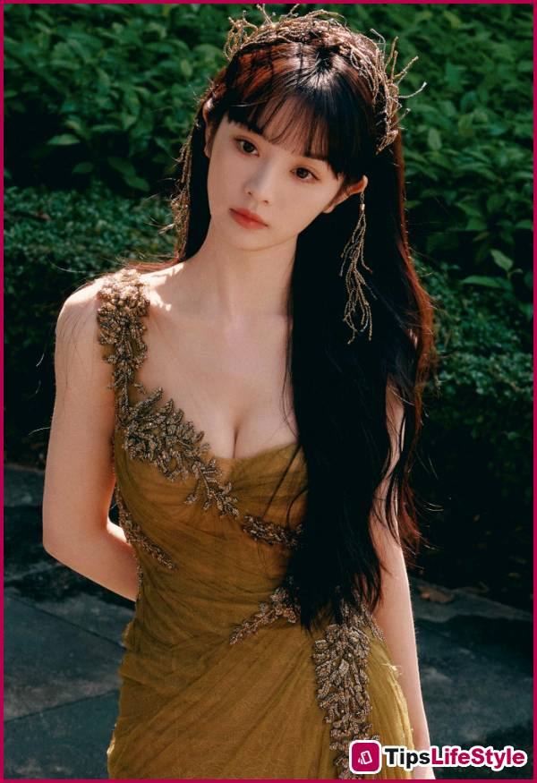 images 1 of The female lead, Truc Ngoc, is slim but always has a full bust thanks to her 4-no diet plan.