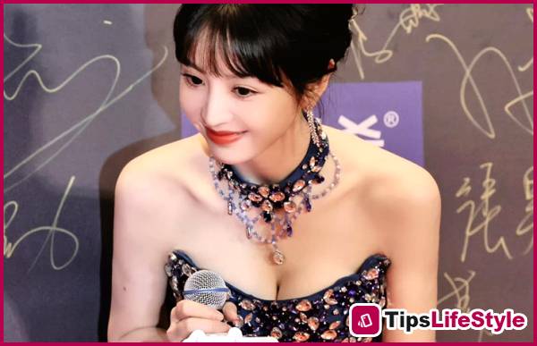 images 2 of The female lead, Truc Ngoc, is slim but always has a full bust thanks to her 4-no diet plan.