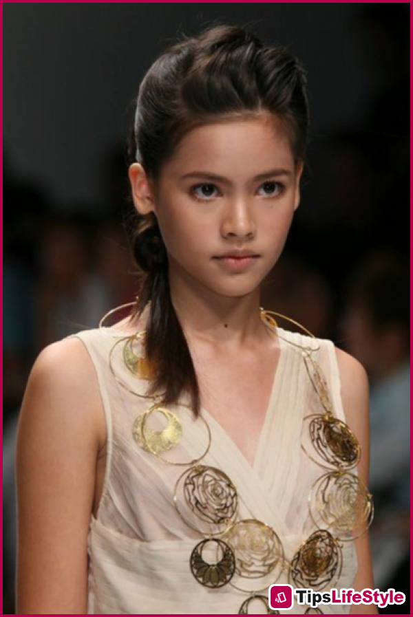 images 6 of A girl who went for a walk unexpectedly became a superstar, sought after by 200 brands; at age 33, she married one of the world's most handsome men.