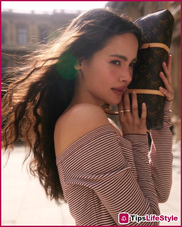 images 8 of A girl who went for a walk unexpectedly became a superstar, sought after by 200 brands; at age 33, she married one of the world's most handsome men.