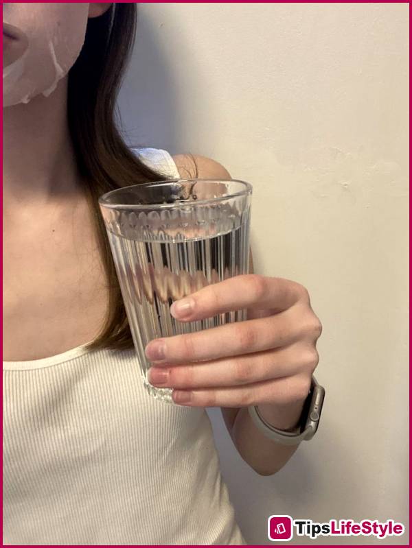 images 2 of 6 Good habits for your skin before bed that will help you look as young as 20.