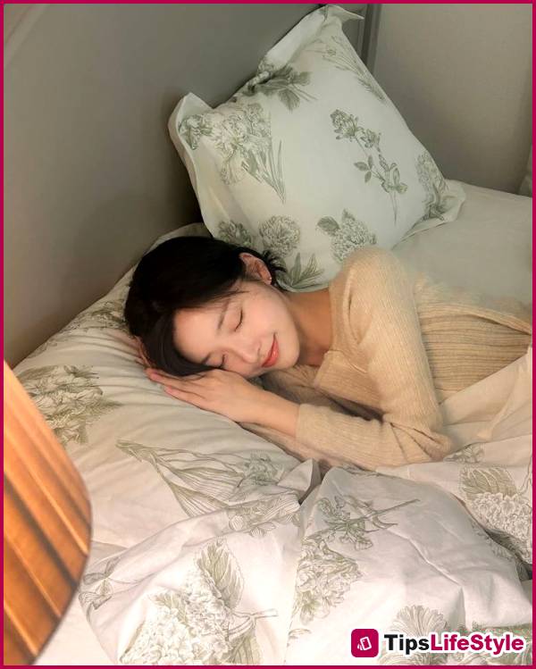 images 3 of 6 Good habits for your skin before bed that will help you look as young as 20.