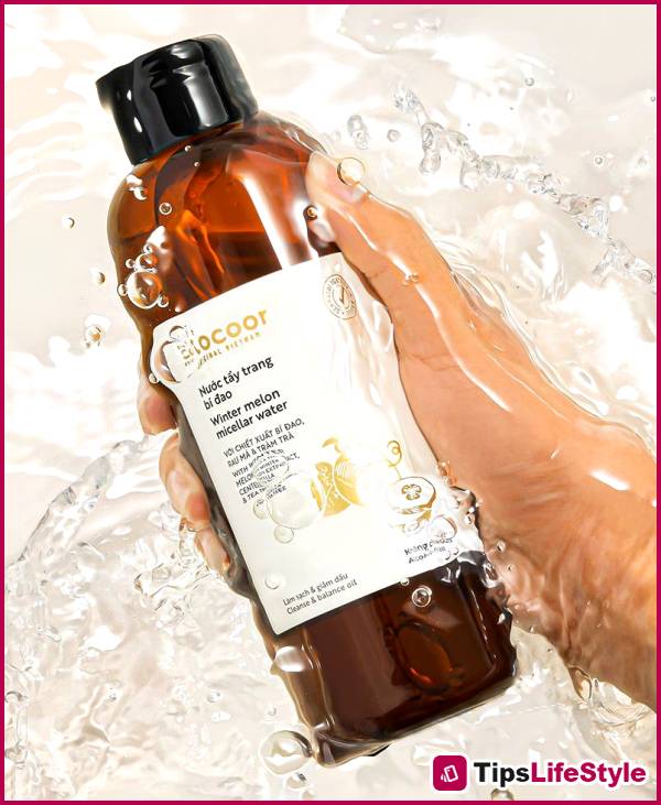 images 4 of 6 Good habits for your skin before bed that will help you look as young as 20.