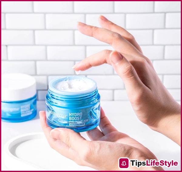 images 5 of 6 Good habits for your skin before bed that will help you look as young as 20.