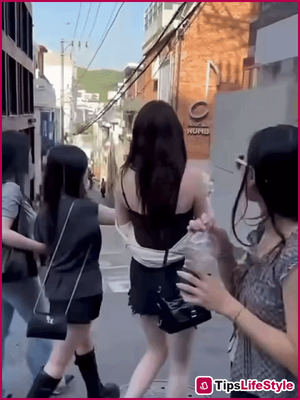 images 2 of Han So Hee's beauty shines brightly amidst the orange swathes of the street in 2026.