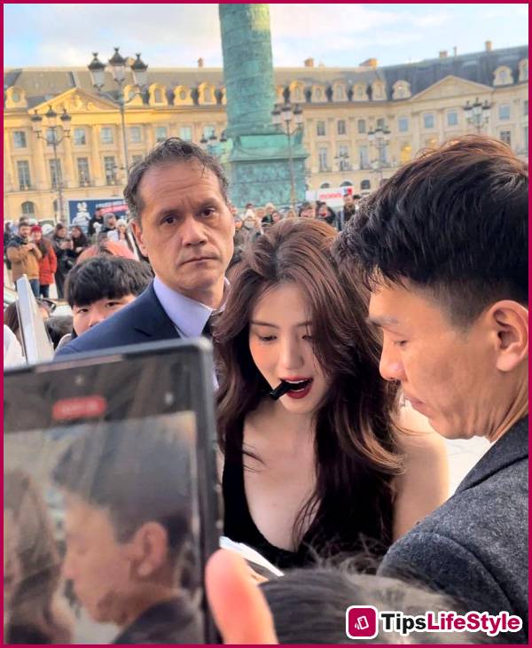 images 5 of Han So Hee's beauty shines brightly amidst the orange swathes of the street in 2026.