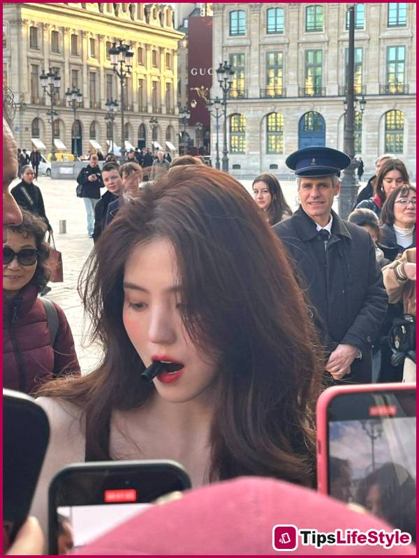images 6 of Han So Hee's beauty shines brightly amidst the orange swathes of the street in 2026.
