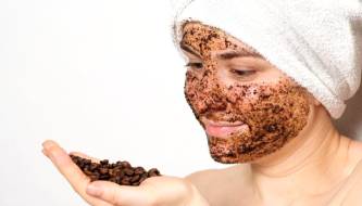 Homemade coffee oil: A simple yet effective skincare and hair care secret at home.